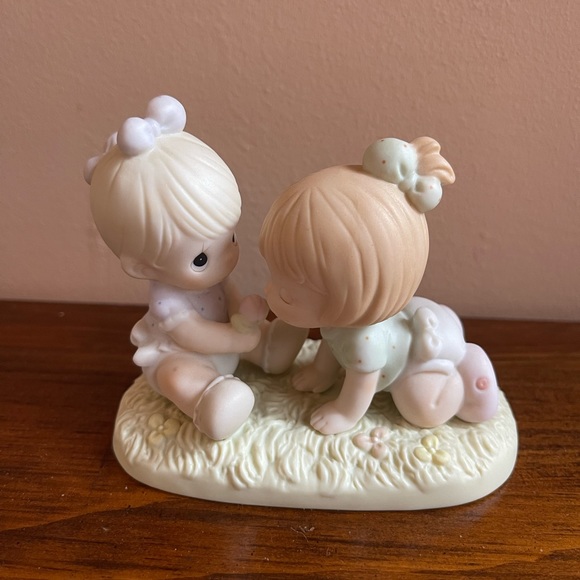 Precious Moments Statue - Picture 1 of 2